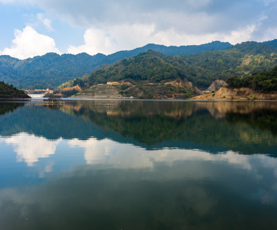 Drive to Chisapani / Evening walk to water reservoir 